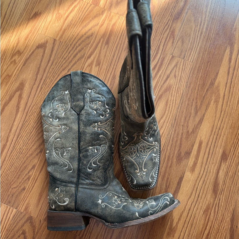 Embroidered Western Cowboy Boots!